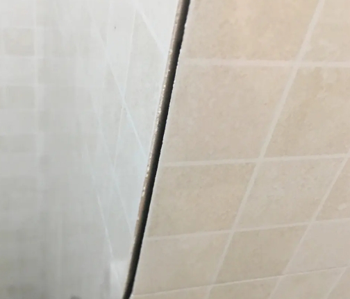 梧州市瓷砖空鼓维修公司分享阳台瓷砖脱落的修复过程可以分为以下几个步骤