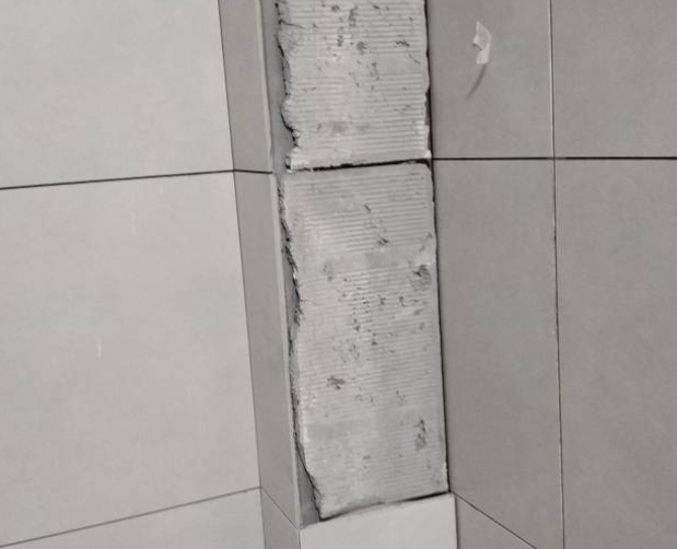 梧州市瓷砖空鼓维修公司分享下瓷砖施工前基层浇水润湿程度不足，可能导致以下问题